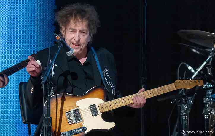 Bob Dylan makes changes to live band as two long-serving guitarists step away