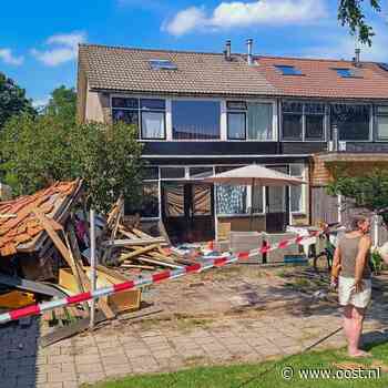 Schuur van Michelle ligt in de tuin van de buren: 'Valt niks te redden'