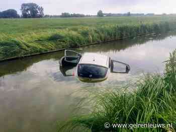 Persoon gewond nadat auto te water raakt