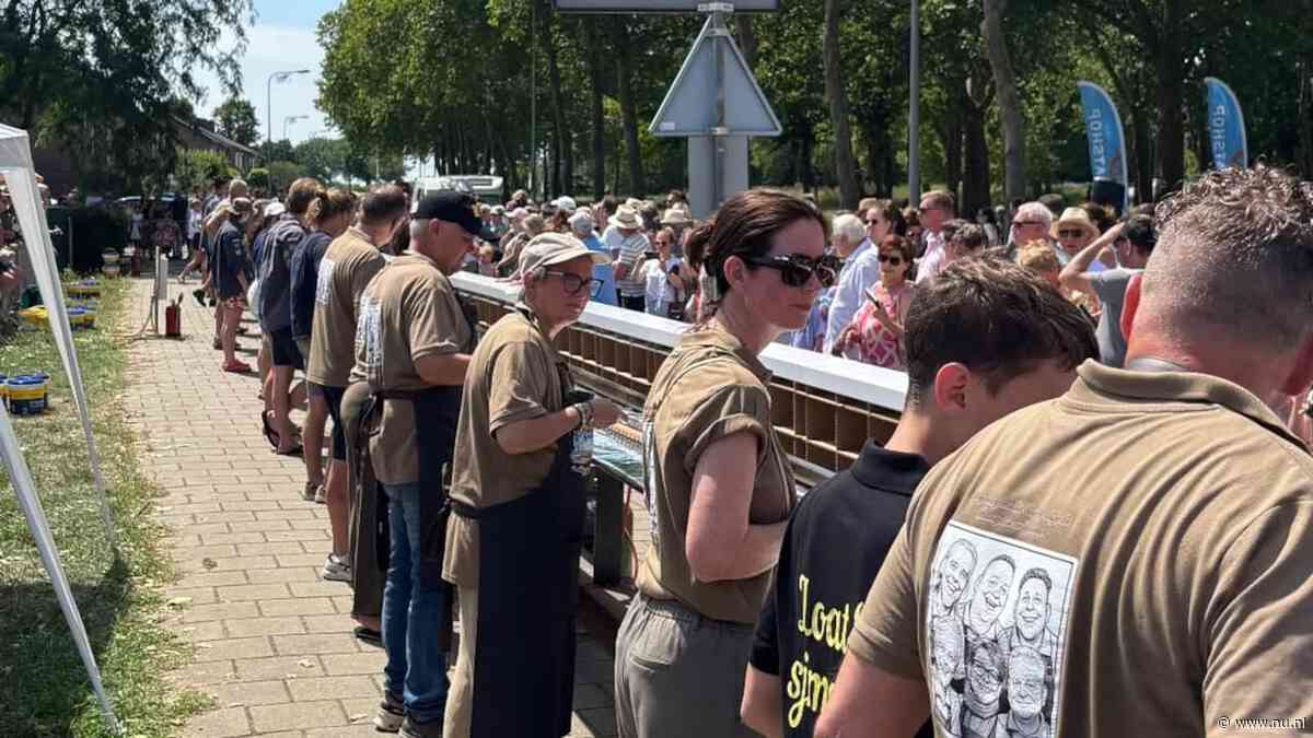 Maasbracht breekt record met frikandel van ruim 41 meter lang