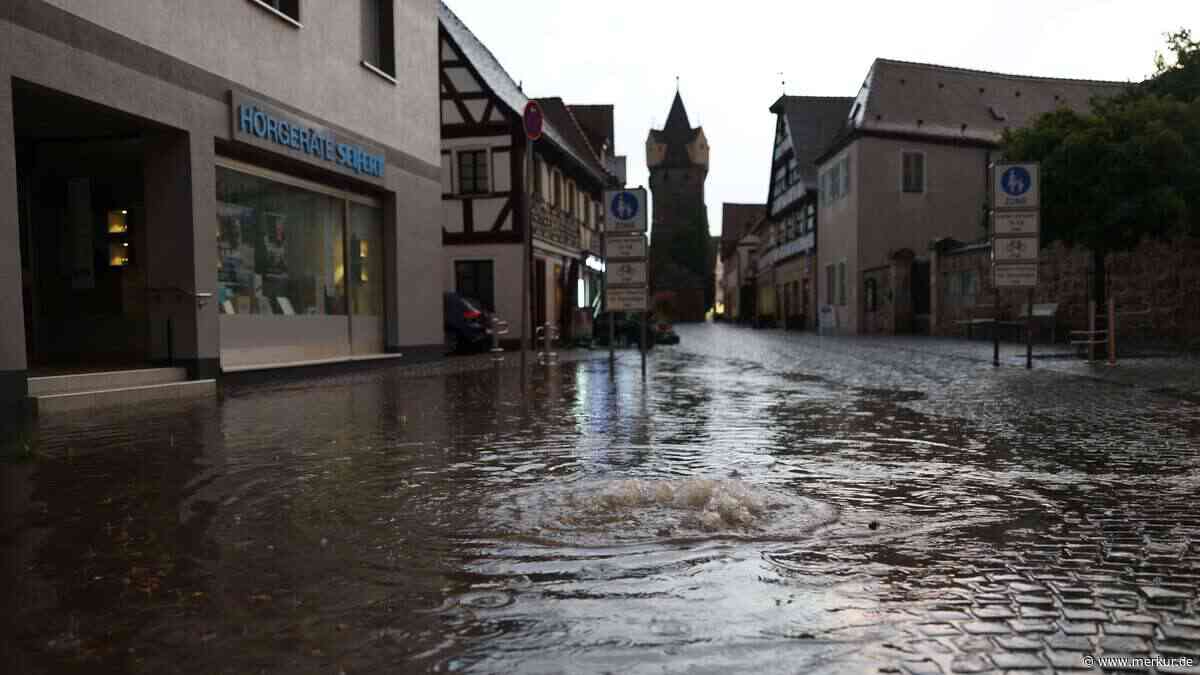 Gewitter-Knall in Bayern: Straßen unter Wasser, Chaos vor Supermarkt – Bilder des Unwetters