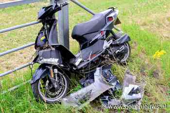 Scooterrijder gewond na botsing met paal