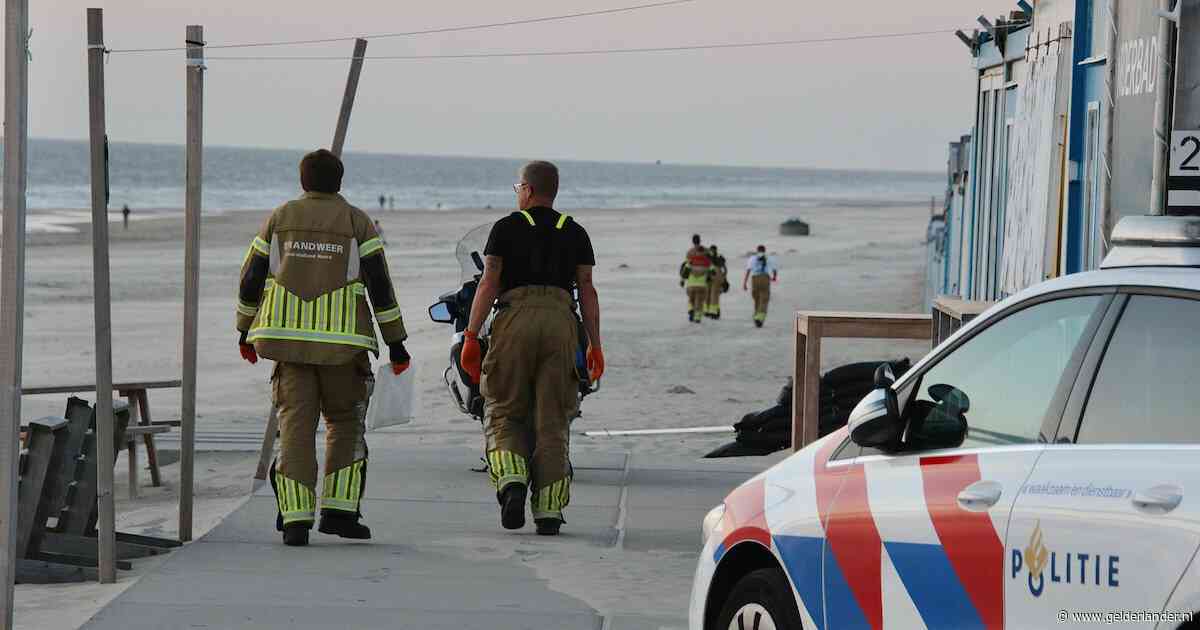 Overleden persoon aangetroffen op strand van Texel, politie doet onderzoek