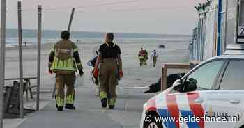 Overleden persoon aangetroffen op strand van Texel, politie doet onderzoek