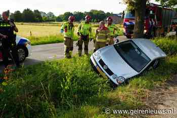 Auto komt in greppel terecht na botsing