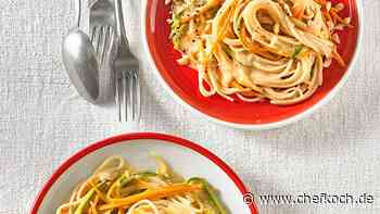 Pasta mit Gemüsejulienne und Erdnusssoße