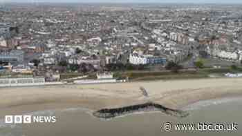 Man dies after struggling in the water at beach