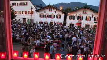Trotz Tropen-Temperaturen: So feierten tausende Gäste die Marktbeleuchtung in Neubeuern