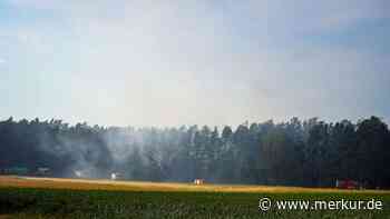 Traktor fängt Feuer und löst Waldbrand aus – Hubschrauber im Einsatz