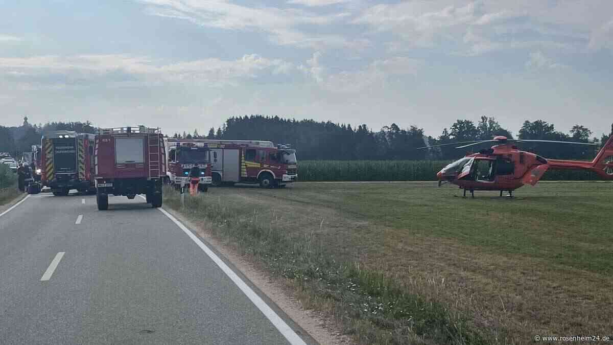 Zwei Verletzte nach Frontalzusammenstoß auf der TS9 bei Engelsberg – Hubschrauber im Einsatz