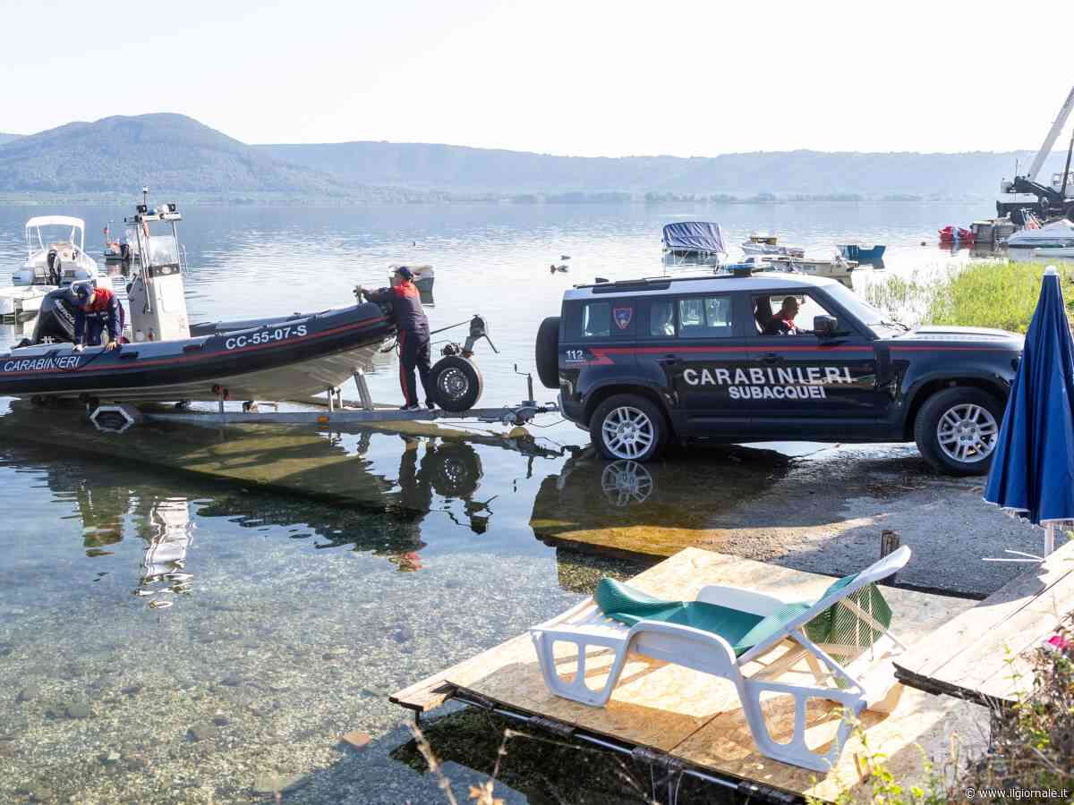 Continuano le ricerche del marito della Roccella nel lago di Vico: in azione anche un drone sottomarino
