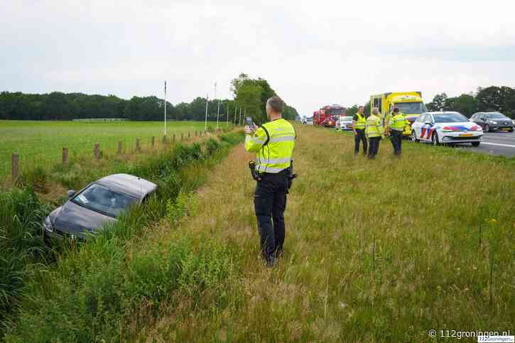 Auto belandt in sloot na ongeluk op A7 bij Marum
