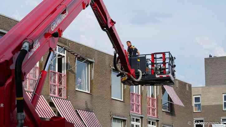 Loshangende zonwering bij Ebbingepoort verwijderd door brandweer