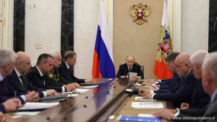 Putin: “Carenza di carburante dopo gli attacchi alle nostre raffinerie”. Cremlino crea task force e valuta lo stop all’export
