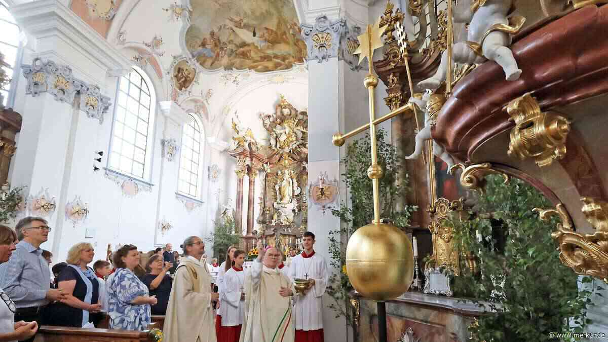 Bischof segnet goldenes Turmkreuz – Kirche noch eingerüstet