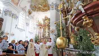 Bischof segnet goldenes Turmkreuz – Kirche noch eingerüstet