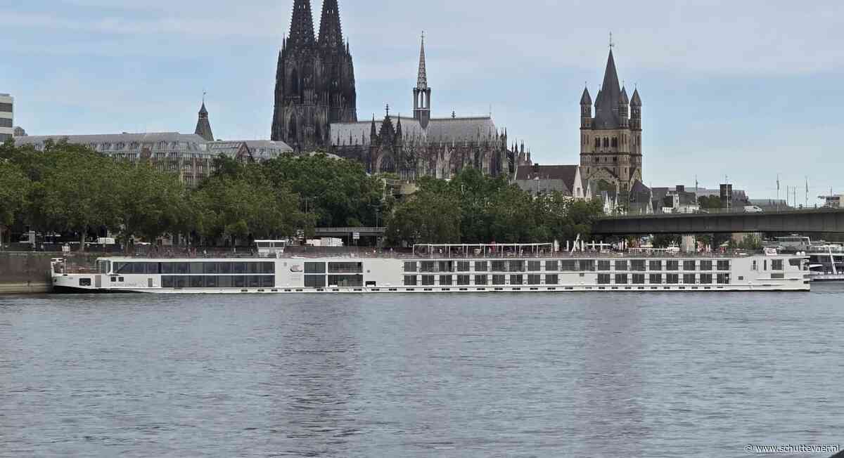 Riviercruiseschip vaart met laag water omhoog bij Keulen