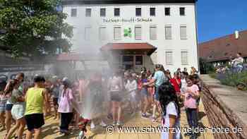 Spaß mit der Feuerwehr Jettingen: Kinder genießen die erfrischende Dusche