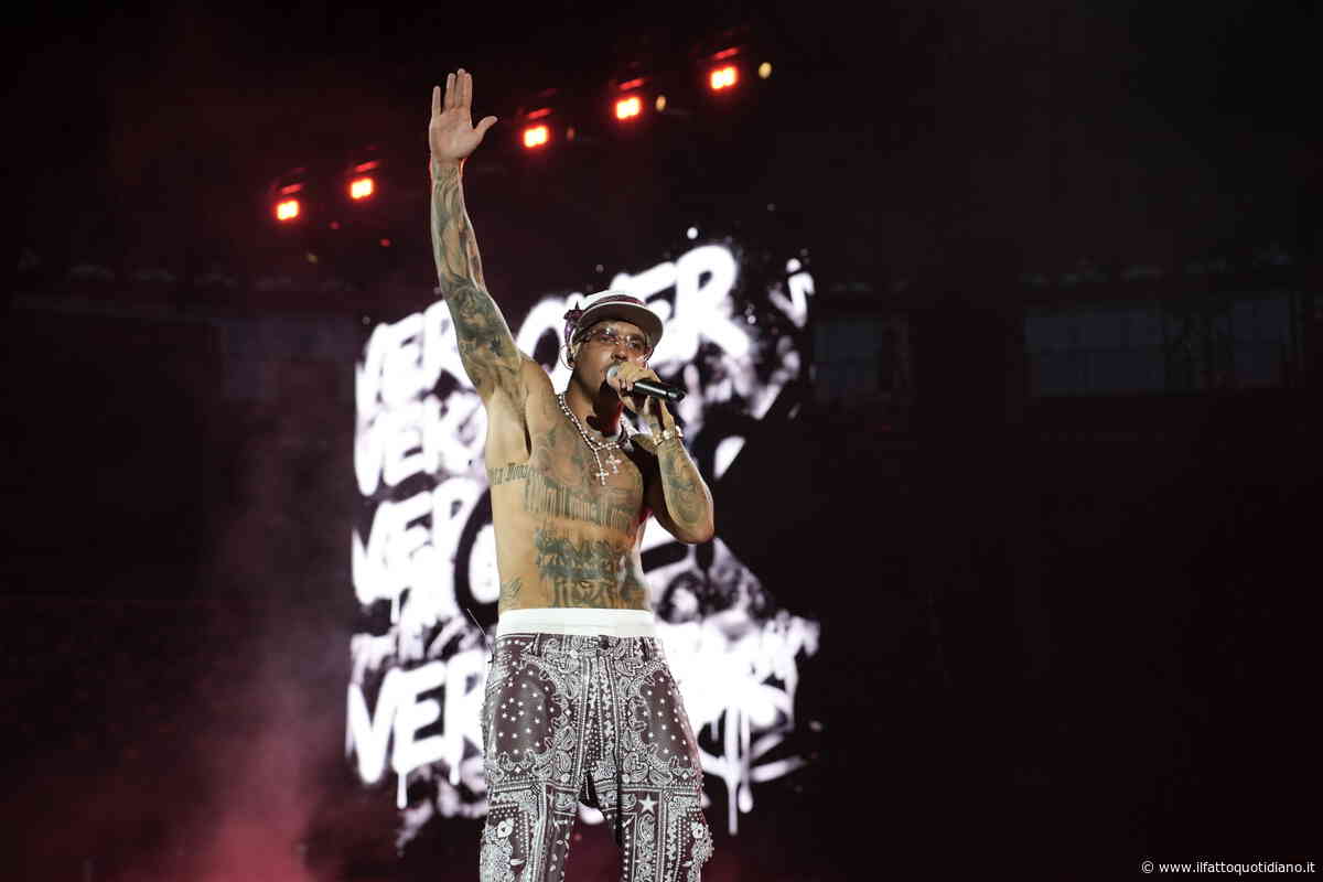 Panico durante il concerto di Geolier: un fan scavalca la transenna e sale sul palco. Il rapper: “Ero schiavo dei social, era la prima cosa che facevo invece che dare un bacio alla mia ragazza o chiamare mamma”
