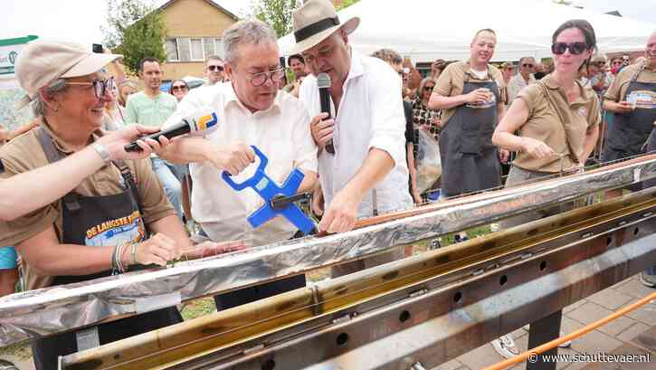 Maasbracht vestigt wereldrecord met frikandel langer dan een spits