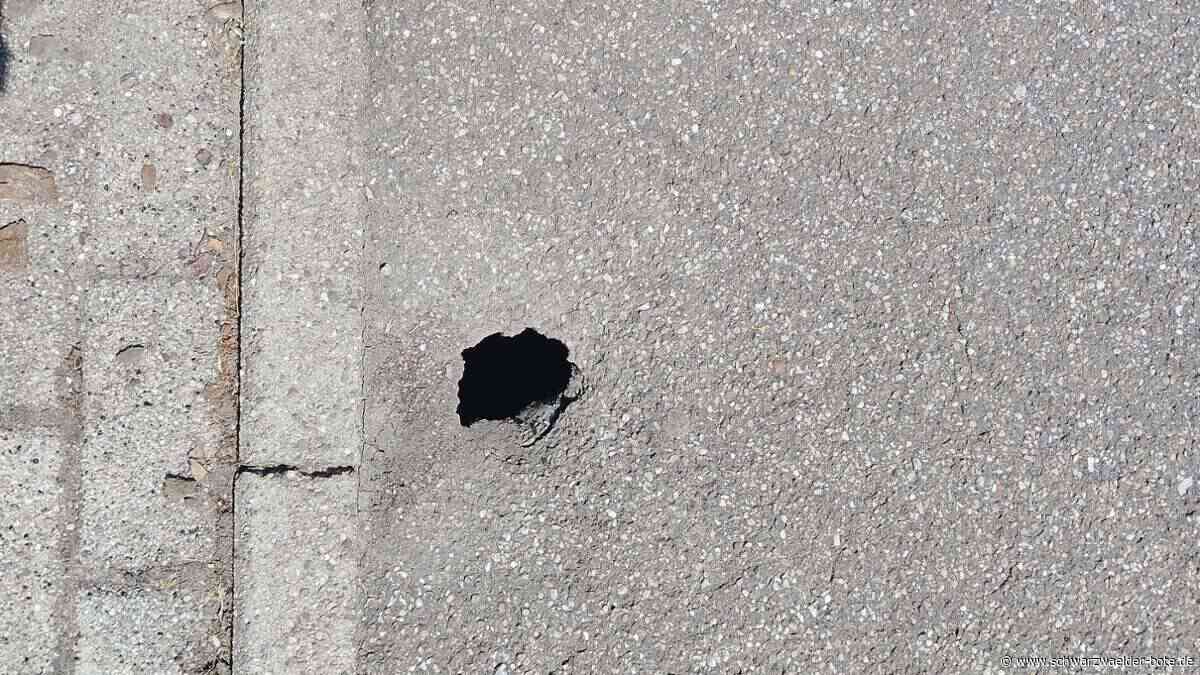 Fußgänger aufgepasst: Loch im Gehweg in der Talstraße in Schömberg