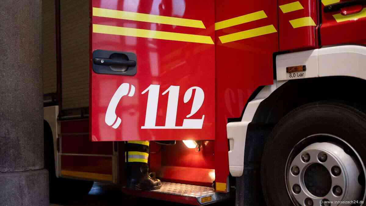 Stichflamme aus dem Motorraum: Junger Mercedes-Fahrer bei Garching verletzt