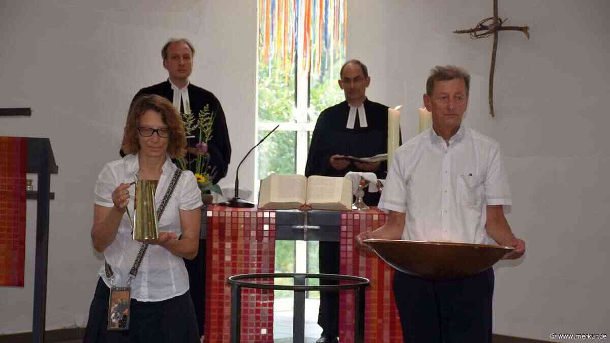 Versöhnungskirche entwidmet: Pfarrer zückt das Taschentuch