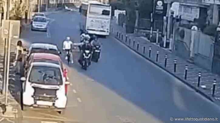 Pompei, in scooter affiancano un anziano ciclista e lo fanno cadere: aperta un’inchiesta | Video