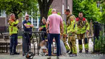 Brandweer bevrijdt meisje uit voetbaldoeltje