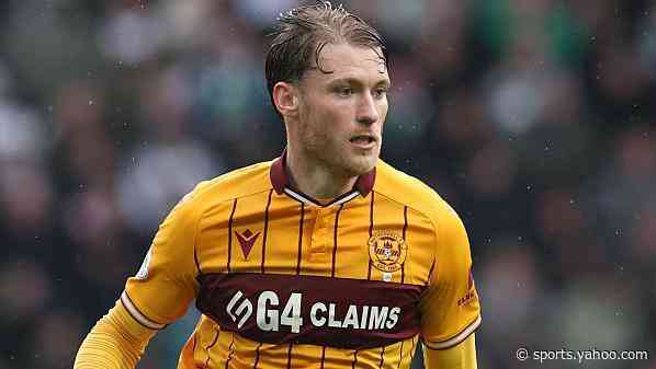 Wednesday sign midfielder Slattery from Motherwell