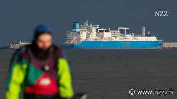 Ein russischer Tanker fährt mit zwei Maschinengewehren und Soldaten durch die Ostsee. Was hat der Kreml vor?