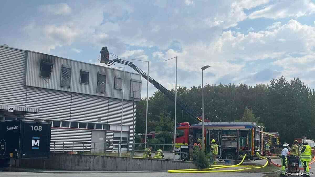 Gewerbehalle von Verpackungsfirma brennt in Pliening: Großeinsatz