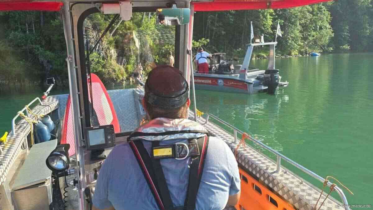 Mann springt von Felsen in Kochelsee: Wasserwacht und Feuerwehr rücken mit Rettungsbooten aus