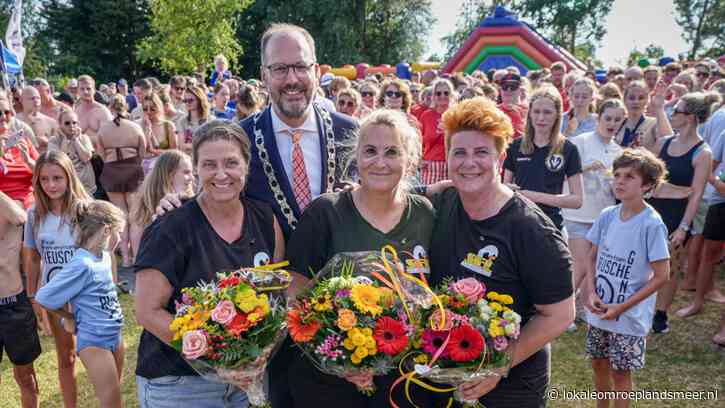 Judith Koster, Yvette Schotsman en Carolien van der Spek ontvangen de Zilveren Zwaan