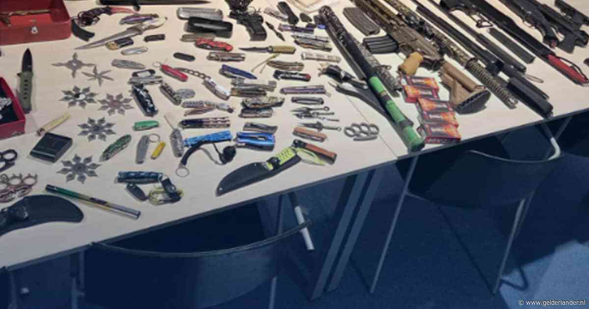 Politie ontdekt wapenarsenaal bij doorzoeking in Nijmegen: messen, boksbeugels en vermoedelijke vuurwapens