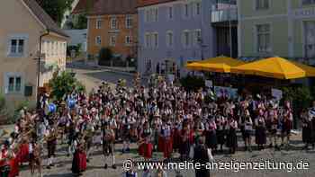 Neun Kapellen spielen gemeinsam auf dem Marktplatz in Altomünster