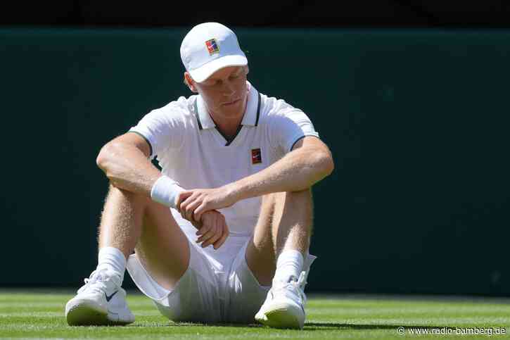 Wimbledon-Topfavorit Sinner stürzt und siegt in fünf Sätzen