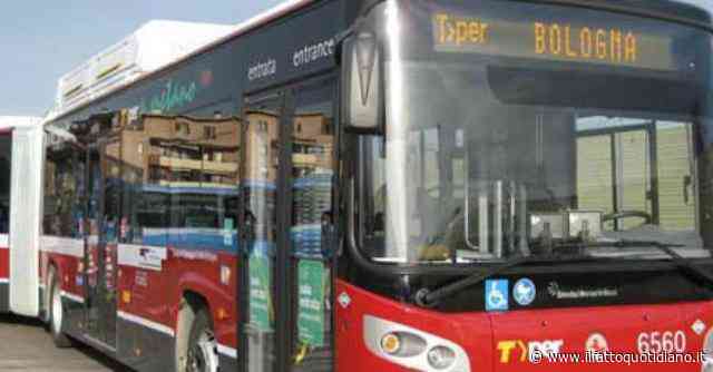 Bologna, 57enne schiacciata tra due bus all’uscita dal concerto di Max Pezzali: grave ma non è in pericolo di vita