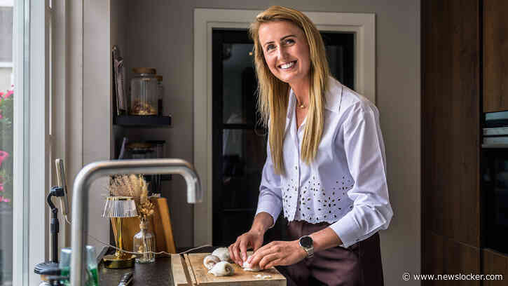 Foodblogger duikt de Volendamse keuken in: ’Macaroni met banaan, stamppot met leverworst en overal satésaus in’