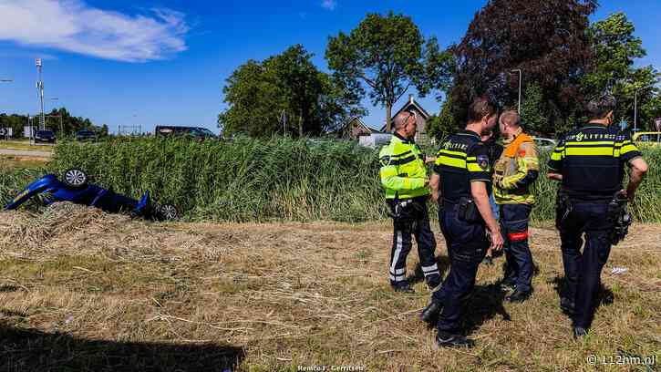 Personenauto beland ondersteboven in sloot, Middelweg (Moordrecht)