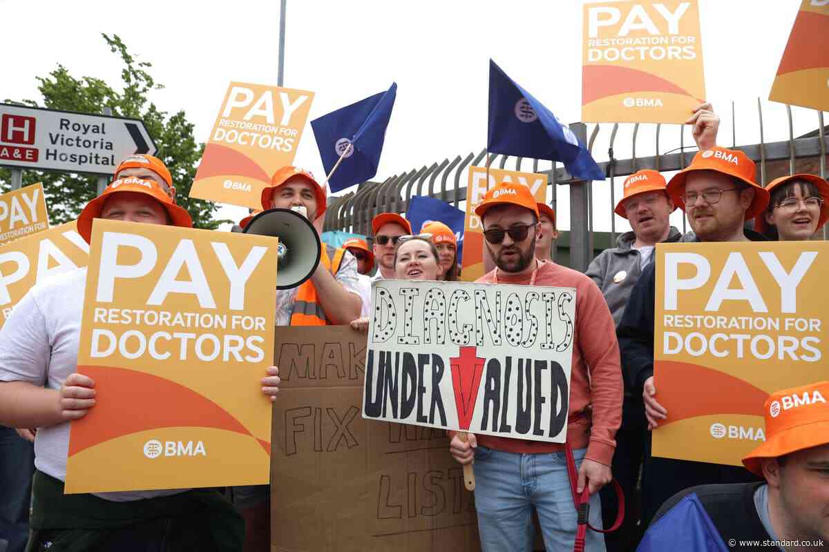 Resident doctors vote to accept 6.6% pay uplift to end year of strike action
