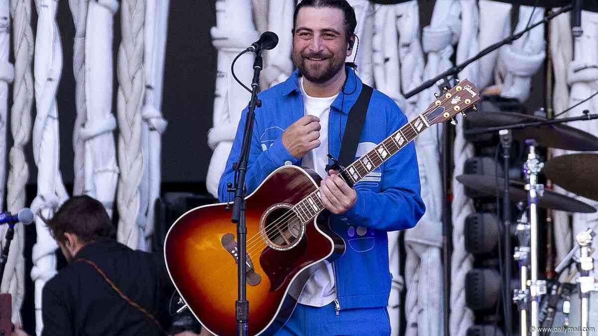 Noah Kahan begs fans 'just go to the bathroom' after concert goer made disgusting discovery at his show