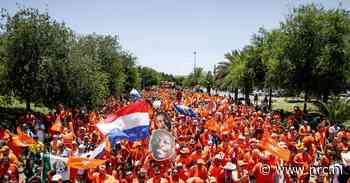 Precies twaalf jaar na de fopduik van Arjen Robben kleurt Monterrey massaal oranje