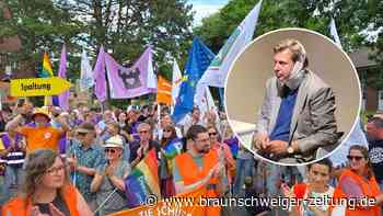 „Pfui“: Demonstranten pfeifen in Wesendorf die AfD und den ramponierten Krah aus
