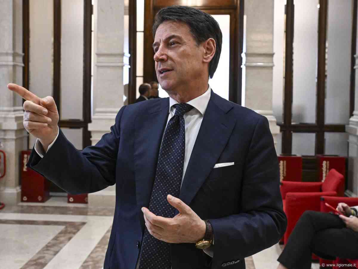 Covid, Conte cede: "Andrò in audizione". Ma non lascia la commissione e attacca il Giornale