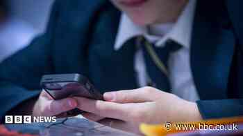 Parents and teachers welcome school smartphone ban
