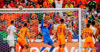 Oranje komt wat beter in de wedstrijd tegen Marokko, Van Hecke loopt hoofdwond op bij botsing