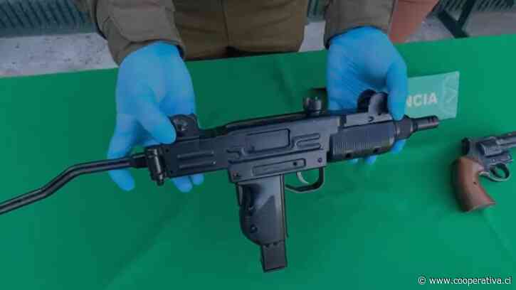 Tenían una subametralladora: Menores conducían vehículo portando armas en Quilicura