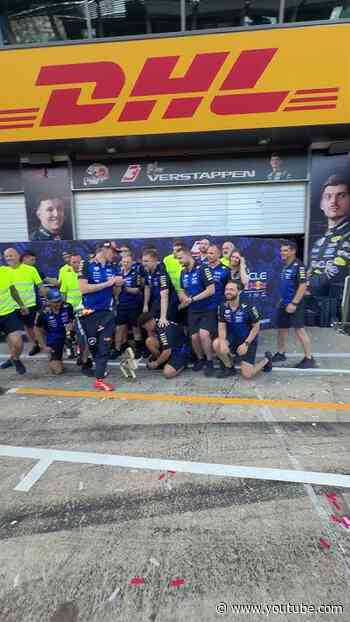 Picture time for Garage 3️⃣ 🦁 #F1 #RedBullRacing