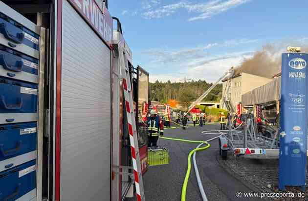 FW Überlingen: Brand eines Wohn- und Geschäftshauses im Überlinger Industriegebiet / massiver Löschangriff über mehrere Angriffsleitungen